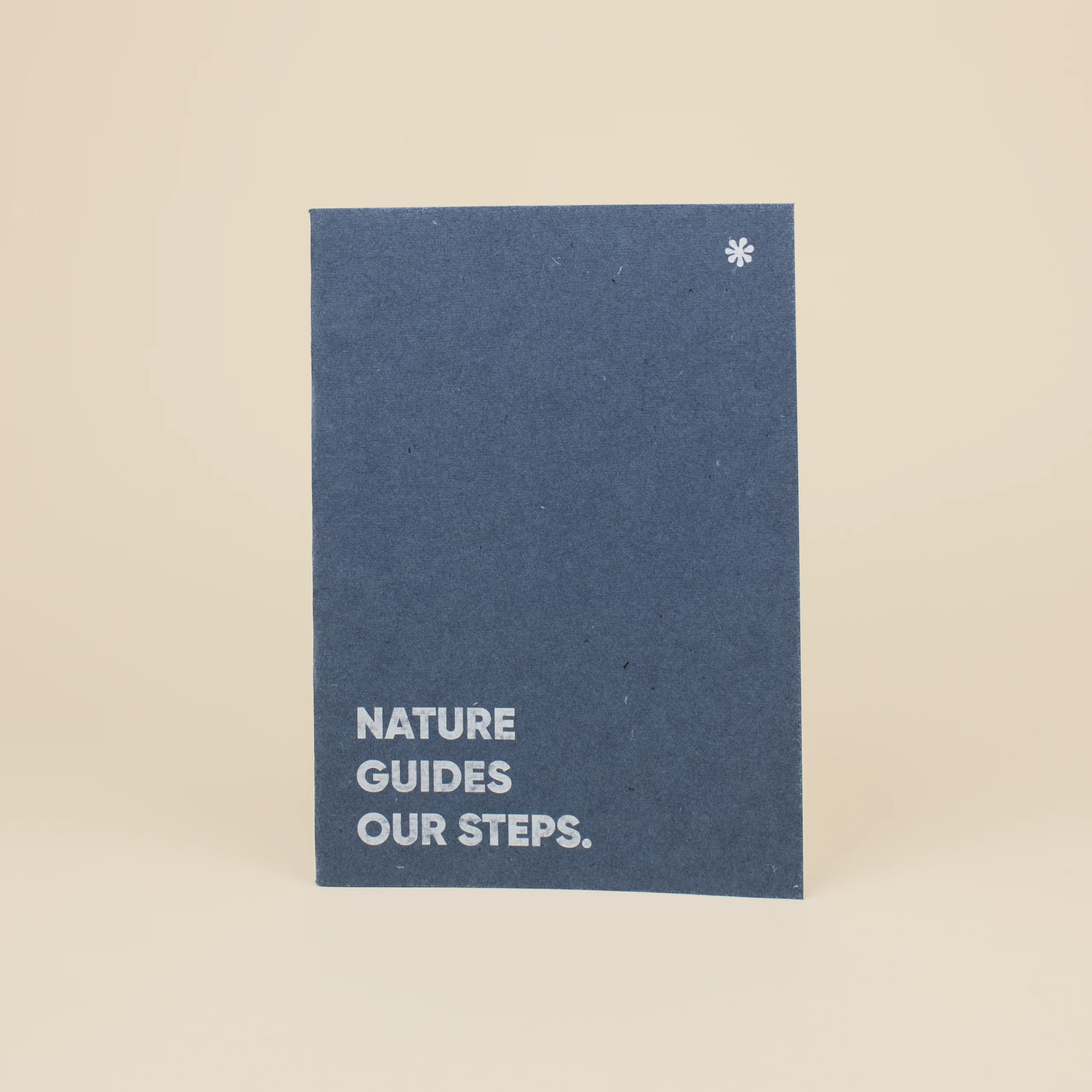 CRUDO: Carnet agrafé avec couverture en déchets revalorisés. Impression en quadri sur le recto et le verso de la couverture.